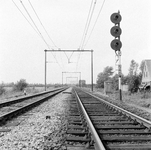 803870 Gezicht op de spoorlijn tussen Utrecht en Bunnik, nabij Vechten (km. 39.4), uit het oosten, met ...